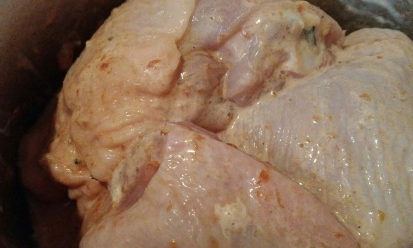 1. Этап. Запеченные окорочка (маринованные в томате): 2. Смешиваем сметану, томатную пасту, специи, соль и чеснок, добавляем к курице. Хорошо перемешиваем и оставляем минимум на 1 час.