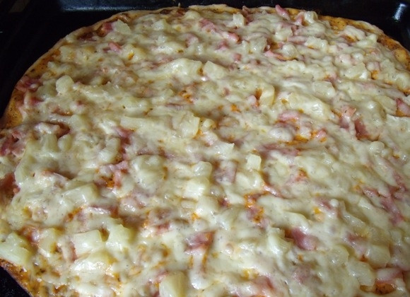 1. Этап. Пицца с ветчиной и ананасами: 5. Нагрейте духовой шкаф до 180 градусов. Готовьте пиццу 20 минут. Наслаждайтесь приятным ароматом и шикарным вкусом.