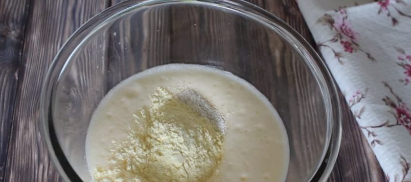 1. Этап. ПП Кулич (диетический): 1. Снимите цедру с хорошо вымытого лимона. Приготовьте тесто, два яйца взбейте миксером в течение 2-3 минут до состояния пышной пены. Добавьте овсяные отруби, кокосовое масло, кукурузную и цельнозерновую муку.