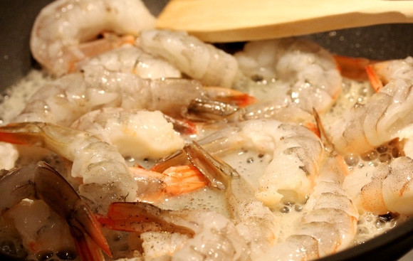 1. Этап. Салат с креветками: В сковороду переложите очищенные креветки.