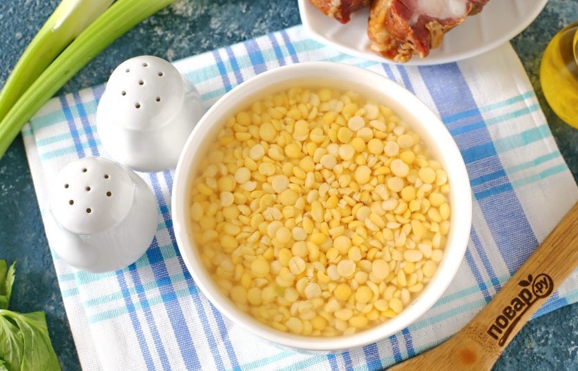 1. Этап. Гороховый суп Джейми Оливера: Горох промойте и залейте водой. Оставьте на ночь, после чего воду слейте, а горох снова хорошо промойте.