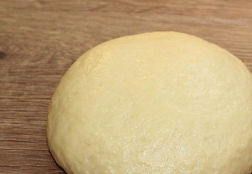 1. Этап. Сдобный пасхальный хлеб с тремя начинками: 8. Подкатываю и округляю тесто.