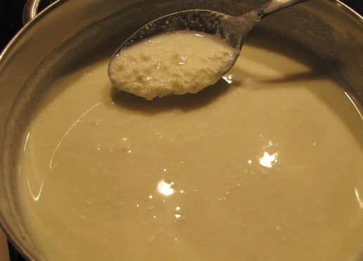 1. Этап. Рецепт домашнего сыра из молока и творога: Затем добавляем в кипящее молоко творог и варим все вместе, постоянно помешивая около 20 минут.