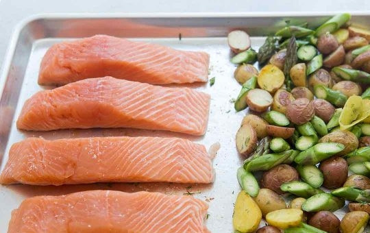 1. Этап. Рецепт семги в духовке с картошкой: Филе семги нужно немного посолить, а затем положить на противень вместе с овощами. Оставляем противень с семгой и картошкой еще на 10-12 минут в духовке.