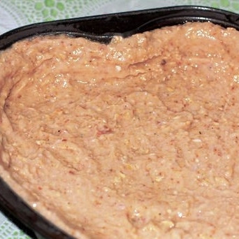 1. Этап. Куриный пирог с гавайской смесью: Получившийся фарш плотно утрамбовываем в форму для запекания, смазанную маслом (или можно просто добавить масла в фарш).