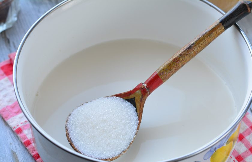 1. Этап. Кулич с коньяком: Всыпьте в опару ложку сахара.