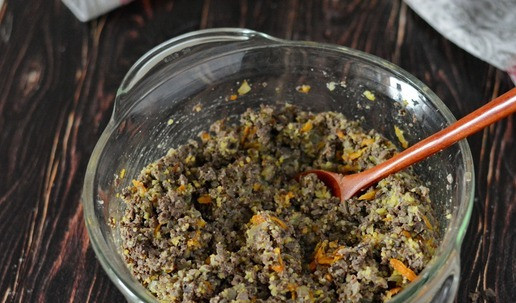 1. Этап. Блинчики, фаршированные лёгким и кукурузной полентой: Перемешайте начинку, посолите и поперчите по вкусу.