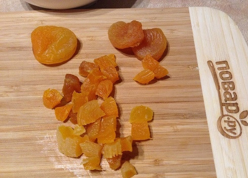 1. Этап. Салат из брокколи с курагой, изюмом и орехами: 6. Распаренную курагу нарезаем.