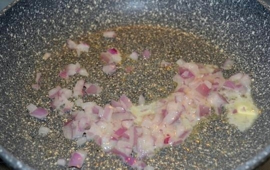 1. Этап. Ризотто с клубникой на 14 февраля: 2. В сковороде растопите сливочное масло и обжарьте лук.