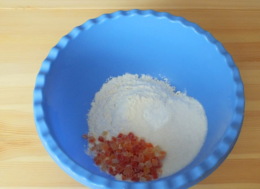 1. Этап. Кексики на Новый год Крысы: В отдельной чаше смешайте муку, сахар, соду, цукаты.