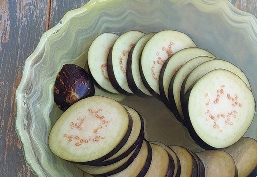 1. Этап. Запеченные овощи с курицей и сыром: Баклажан помыть, нарезать кружочками, поместить в холодную подсоленую воду на 20 мин., чтобы ушла лишняя горечь. Затем воду слить.