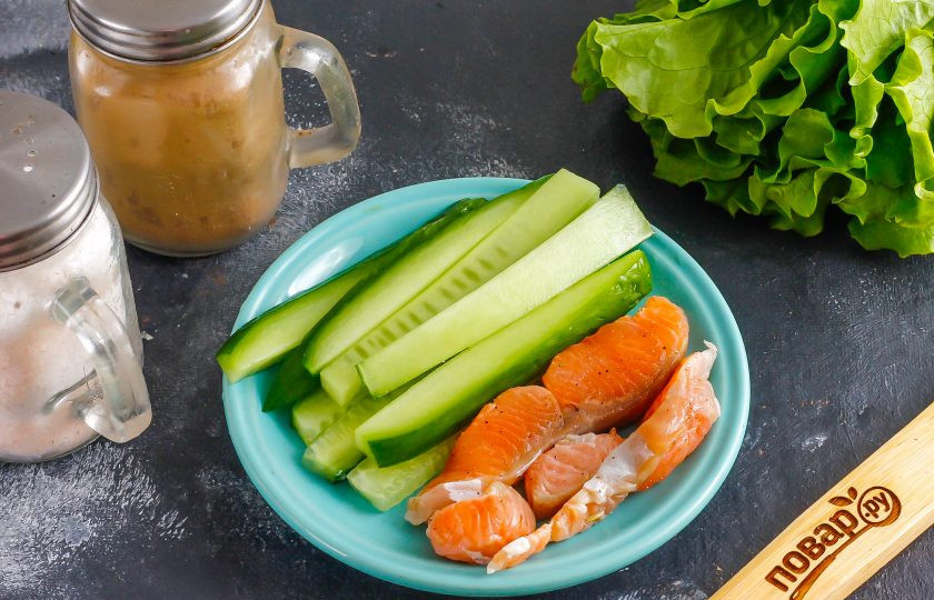 1. Этап. Начинки для суши: Из слабосоленой семги извлеките косточки, если они присутствуют. Нарежьте ломтиками. Свежий огурец промойте в воде, срежьте хвостики и нарежьте такими же ломтиками, как и семгу. Третья начинка для суши готова!