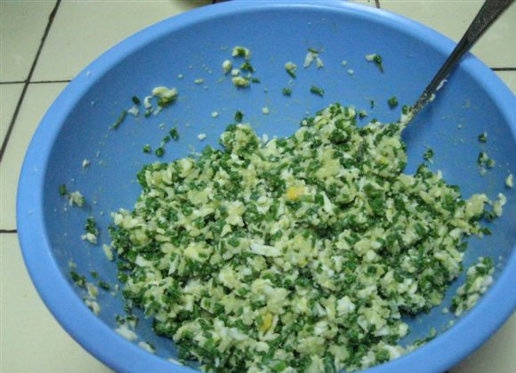 1. Этап. Пирожки из слоеного теста без дрожжей: 5. Соединить в глубокой мисочке все ингредиенты начинки. Добавить соль по вкусу и (при желании) специи. Как следует все перемешать.