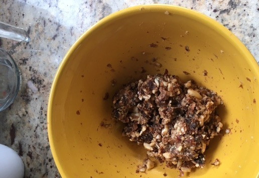 1. Этап. Энергетические шарики с изюмом и орехами: Поставить изюм и финики в блендер и перемолоть до однородной массы. Добавить в миску с орехами. Хорошо перемешать до вот такой массы.