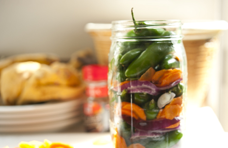 1. Этап. Перец с луком на зиму: Если вы будете хранить банки в холодильнике, тогда их можно не стерилизовать. Если в другом месте, то обязательно простерилизуйте их в течение 10 минут. Затем выкладываем в банки перец и перестилаем его слоями лука и моркови.