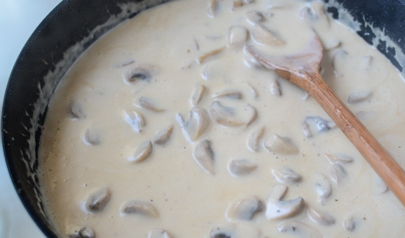 1. Этап. Грибной соус из шампиньонов с молоком: 3. Примерно через 5-10 минут ваш соус уже будет готов!