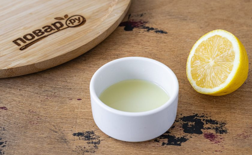 1. Этап. Соус горчичный (рецепт для салата): Из лимона выжмите сок.