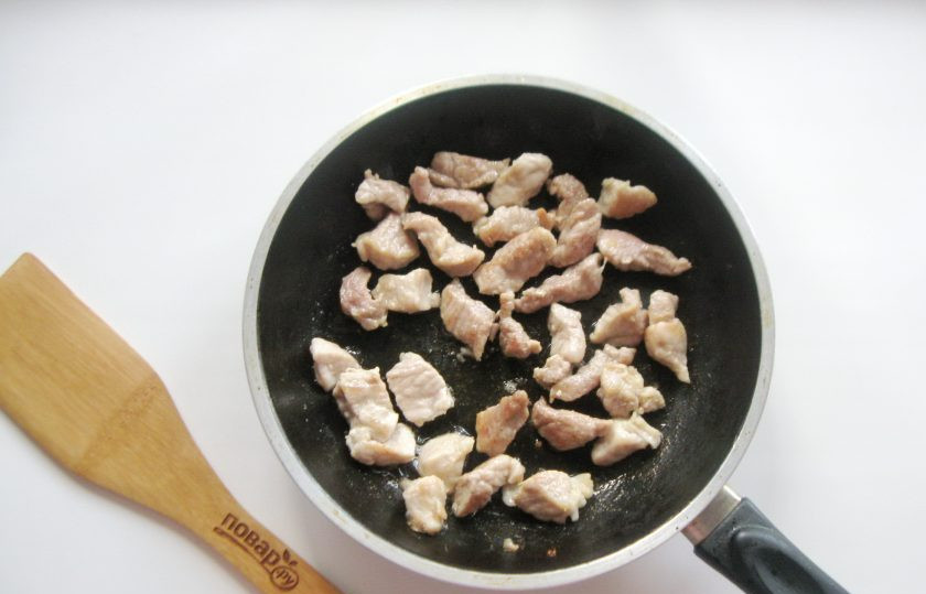 1. Этап. Корейская окрошка Кукси: Обжаривайте мясо 20-25 минут до полуготовности.