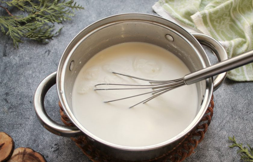1. Этап. Обезжиренный ванильный йогурт: Добавьте в кастрюлю с молоком закваску для йогурта или как я натуральный йогурт без добавок. Все хорошо перемешайте до однородности.