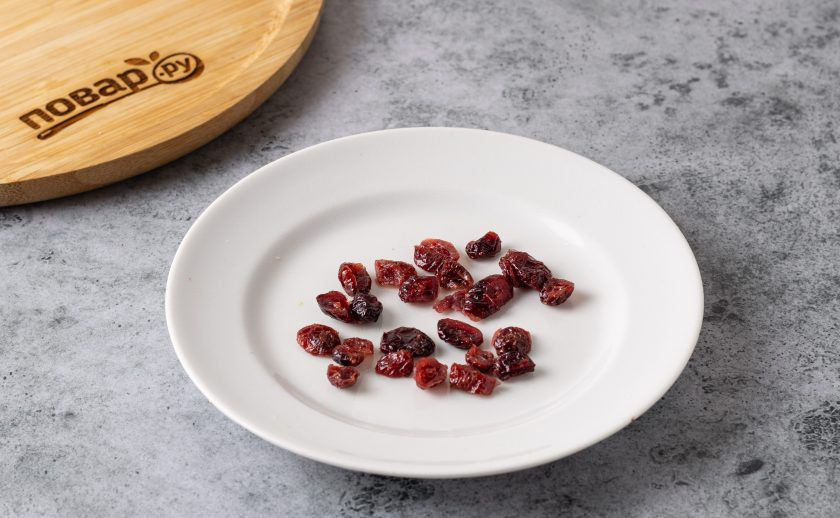 1. Этап. Картофельный салат с клюквой и орехами: Сушёную клюкву промойте в тёплой воде и обсушите с помощью бумажных полотенец.