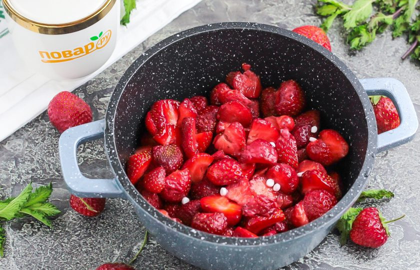 1. Этап. Кето-варенье из клубники на зиму: Добавьте сахарозаменитель (я использую таблетированный, продающийся в любом магазине). Поместите емкость на плиту и доведите до кипения, чтобы клубника выпустила сок, а он смешайлся с сахарозаменителем. Проварите на умеренном нагреве 10 минут и выключите огонь. Дайте лакомству остыть на холоде 1-2 часа.