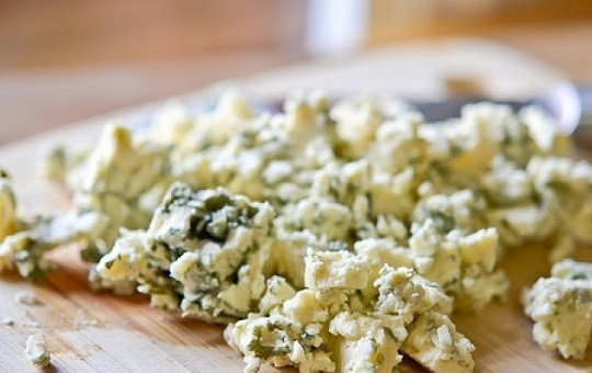 1. Этап. Салат из винограда с сыром: 6. Измельчите голубой сыр.