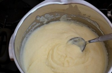 1. Этап. Пудинг из манки: Варим манную кашу минуты 2, а затем остужаем её.