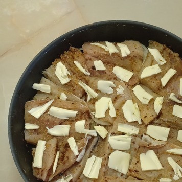 1. Этап. Минтай, запеченный в духовке: Сверху выложить сливочное масло, нарезанное тонкими ломтиками. В оригинале рецепта это все выкладывается на фольгу, заворачивается и запекается в духовке, но у меня фольги оказалось мало, поэтому я сделала небольшой экспромт, что тоже оказалось очень вкусно.