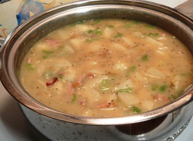 1. Этап. Суп из крабов: Нарежьте картофель и сельдерей кубиками. Бросьте овощи в кастрюльку. Залейте куриным бульоном, доведите до кипения. Томите получившийся суп на маленьком огне, пока картофель не разварится.