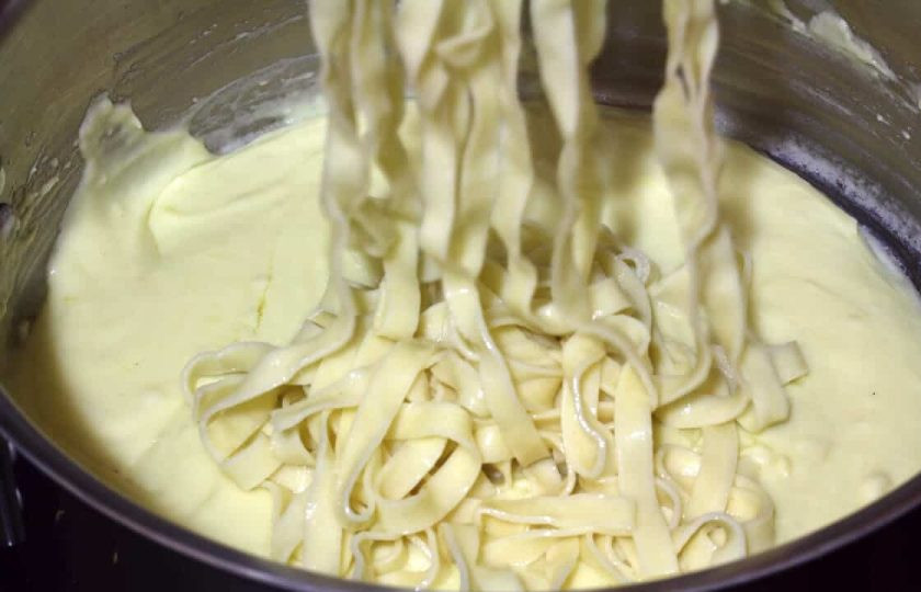 1. Этап. Феттучини Альфредо: 11. Переложите отварную пасту в только что приготовленный соус.