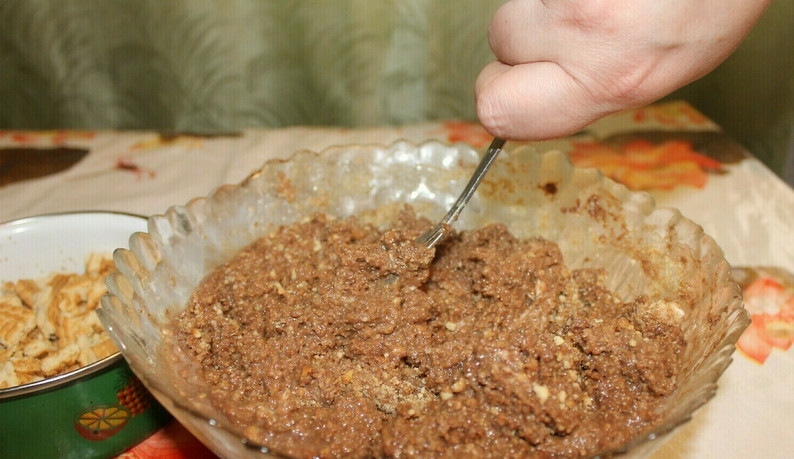 1. Этап. Сладкие колбаски из печенья: 3. Вот примерно так получится.