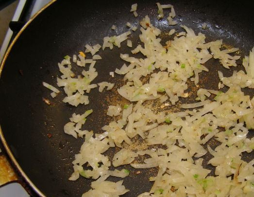 1. Этап. Салат Обжоркa с говядиной: На растительном масле обжариваем лук до прозрачности. Примерно 5-7 минут.