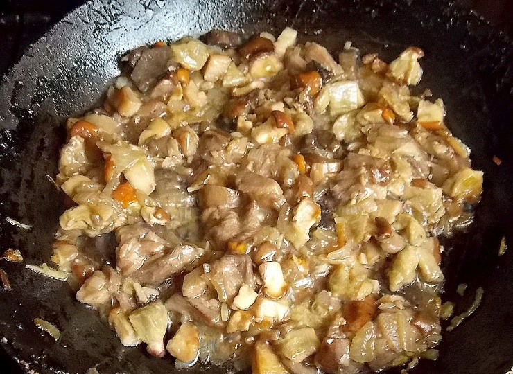 1. Этап. Свиная вырезка по-французски: Тем временем приготовьте соус. Порежьте мелко лук и чеснок, обжарьте в течение 5 минут. Добавьте грибы, влейте воду, коньяк и тушите в течение 10 минут до полного выпаривания жидкости.