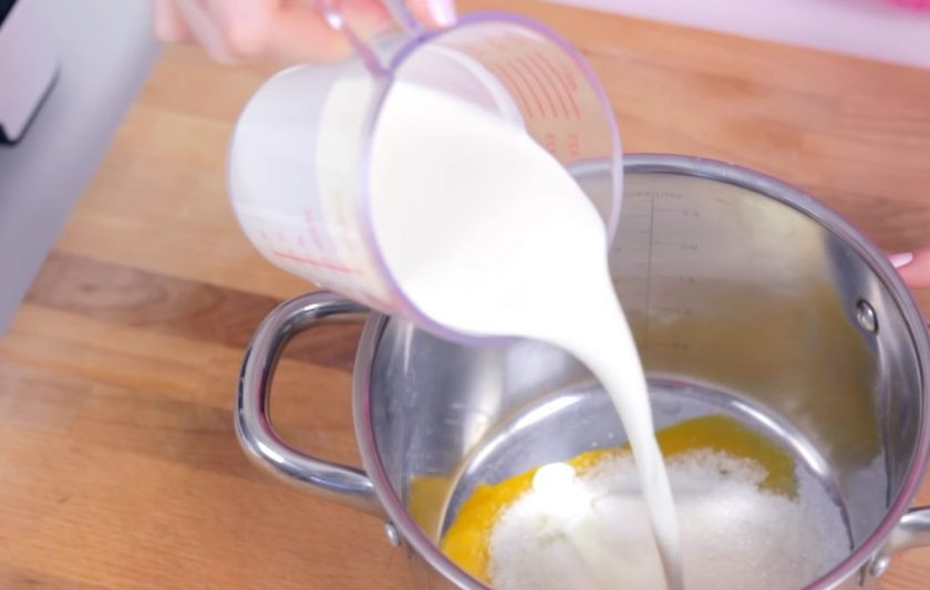 1. Этап. Миндальный торт (как в Ikea): 4. Приготовьте крем: желтки смешайте с сахаром, сливками и загустите крем на медленном огне, постоянно помешивая его. Остудите массу до комнатной температуры.