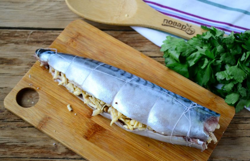 1. Этап. Запеченная скумбрия с орехово-сырной начинкой: Сложите рыбку пополам и перевяжите нитью, чтобы при запекании она сохранила форму.