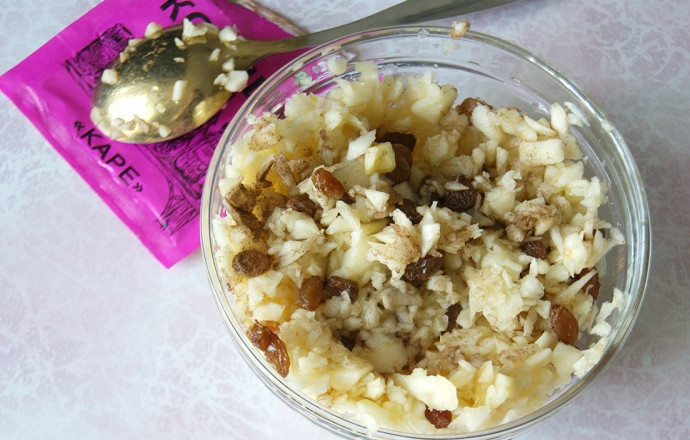 1. Этап. Творожные пирожки с яблоками и изюмом: Мелко нарежьте яблоки, промойте и замочите изюм, яблоки смешайте с просушенным изюмом и посыпьте все корицей. Если очень любите сладкое, то в начинку можно еще добавить пару ложек сахара.