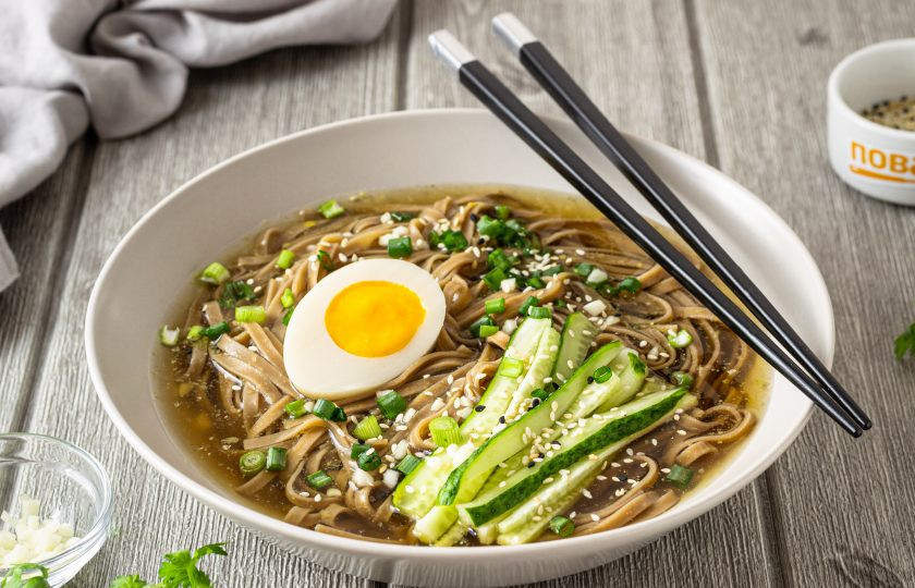 1. Этап. Лапша Нэнмён: Посыпьте лапшу измельченным зеленый луком, чесноком и поджаренным кунжутом. Приятного аппетита!