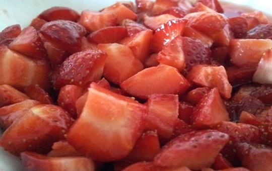 1. Этап. Летний тирамису с клубникой: 1. Вымойте, почистите клубнику, отделите третью часть для украшения десерта. Остальную клубнику нарежьте произвольно мелкими кусочками. Нарезанную клубнику переложите в миску, засыпьте 1 ст.л. сахара, добавьте лимонный сок и поставьте в холодильник, чтобы образовался ягодный сок.