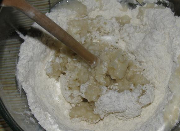 1. Этап. Бездрожжевое тесто для пельменей: Теперь вливаем крутой кипяток и быстренько перемешиваем все при помощи деревянной ложки.