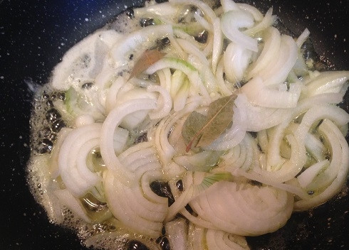 1. Этап. Паста по-турецки с кефиром, луком и соленым сыром: 3. Лук очистим и нарежем тонкими полукольцами. Выкладываем с лавровыми листьями в разогретое масло и обжариваем до легкого золотистого цвета, а затем накроем крышкой и готовим еще минуты 3-4.