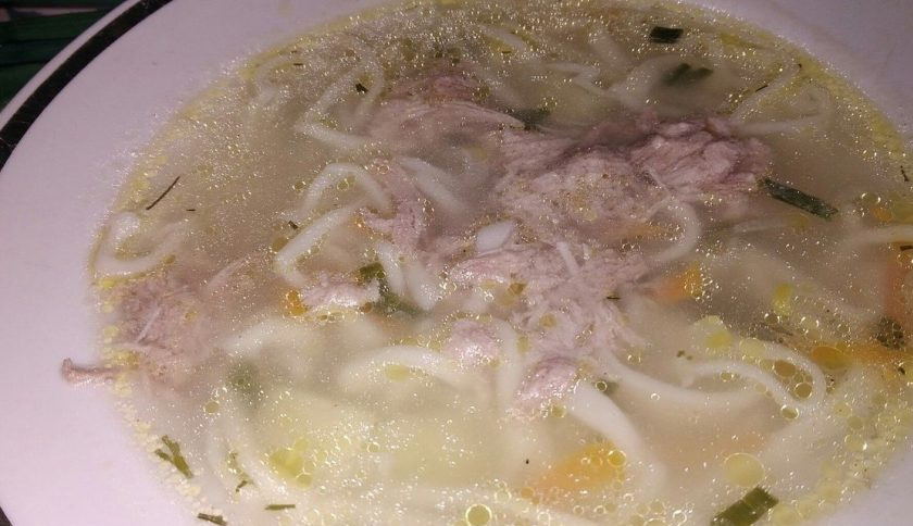 1. Этап. Лапша домашняя на курином бульоне: 7. Мясо можно добавить порционно, а можно в кастрюлю вместе с лапшой.