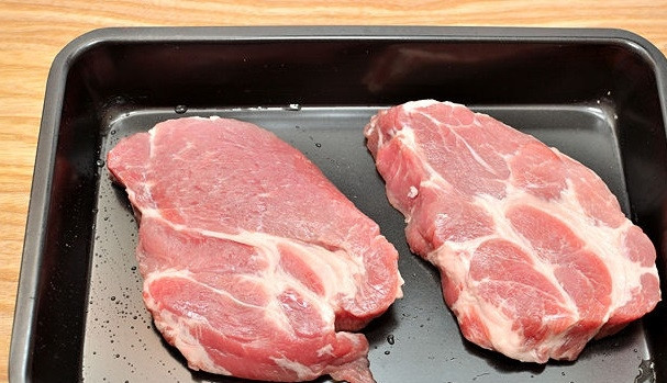 1. Этап. Стейк в винном соусе: 1. Приготовьте стейки. Идеальная толщина стейка - 3-4,5 см.