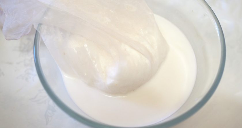 1. Этап. Молоко из кокоса: Процедите кокосовое молоко через марлю или подходящую ткань, хорошо отожмите мякоть. Впоследствии её можно высушить и использовать для выпечки.