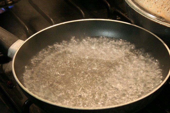 1. Этап. Яичница на воде: Начнем с того, что нальем в кастрюлю воду и доведем ее до кипения.