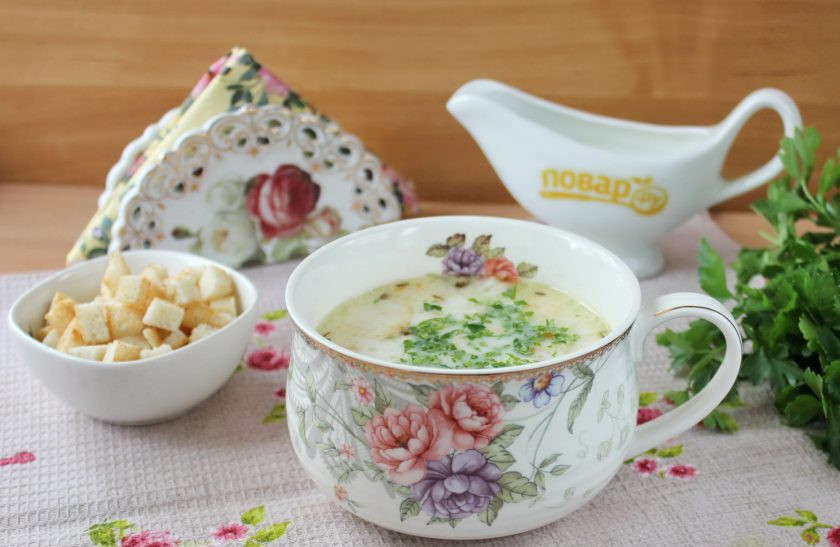 1. Этап. Сырный швейцарский суп: Налейте суп в тарелку, добавьте нарезанную петрушку и сухарики.