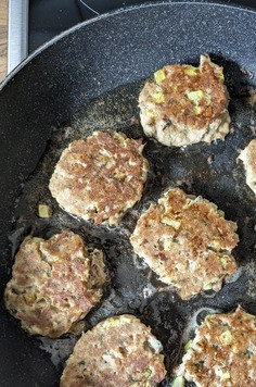 1. Этап. Котлеты из тунца и цукини: Перевернуть котлеты и жарить ещё 3-4 минуты до зарумянивания.