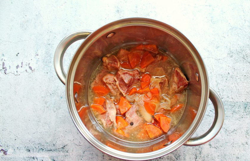 1. Этап. Томленая пашина: Поставьте кастрюлю на медленный огонь, закройте крышкой и томите в течение 5-6 часов до мягкости.