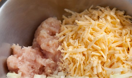 1. Этап. Куриный фарш (котлеты): Затем к курице добавьте размякший хлеб, натрите сыр и нарежьте мелко лук.