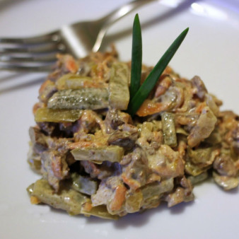 Салат с печенью и огурцами