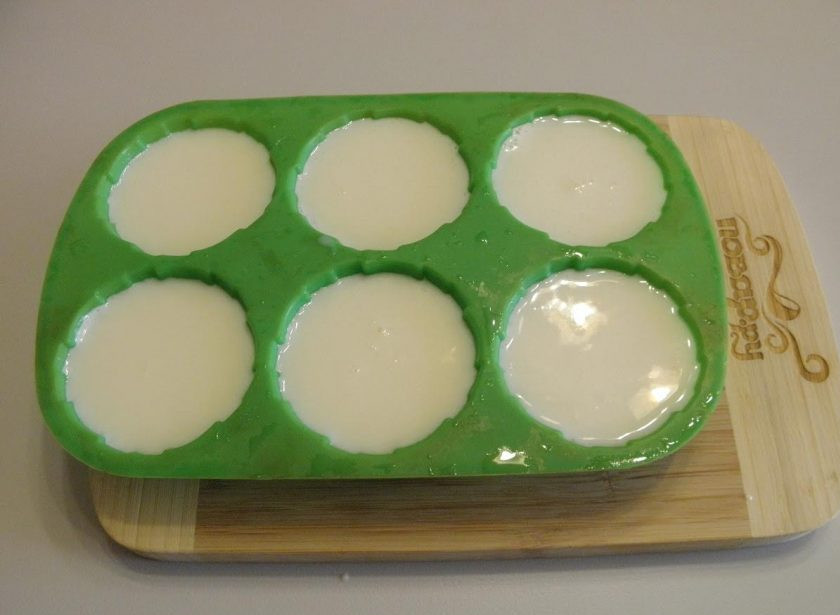 1. Этап. Бланманже, рецепт классический: 4. Бланманже разлейте по креманкам или формочкам для застывания. В холодильнике бланманже будет готово уже через 2 часа. Подавайте десерт с фруктовыми соусами или топингами. Чтобы десерт легко вышел из силиконовой формы, подержите ее пару секунд над горячей водой или осторожно погрузите в горячую воду. Край подтает и желе отлично выйдет из формы.